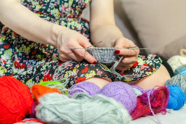 Vorderansicht Weiblicher Hände Stricken Socken Frau Lernt Konzept Stricken — Stockfoto