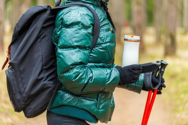 Kobieta Turysta Lesie Plecakiem Kijami Trekkingowymi — Zdjęcie stockowe