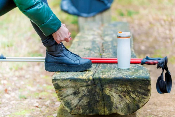 Mulher Caminhante Com Paus Trekking Perto Banco Consertando Sua Bota — Fotografia de Stock