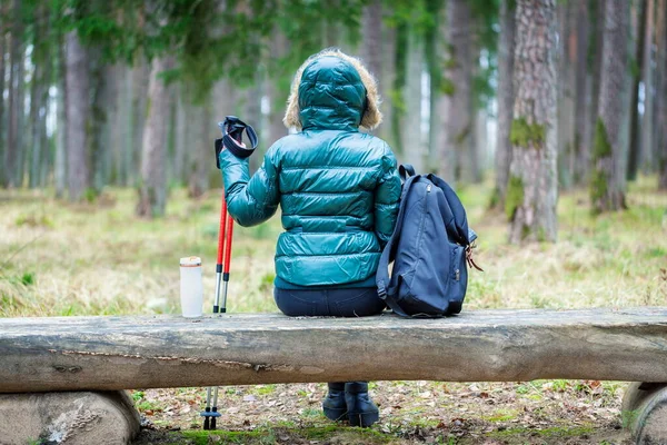 Mujer Excursionista Con Bastones Trekking Mochila Sentada Banco Relajante —  Fotos de Stock