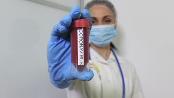 Coronavirus Covid Virüslü Kan Örneği Gösteren Kadın Doktor — Stok video