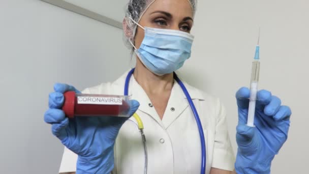 Mulher Médica Segurando Coronavirus Covid Amostra Sangue Infectada Pandemica Conceito — Vídeo de Stock
