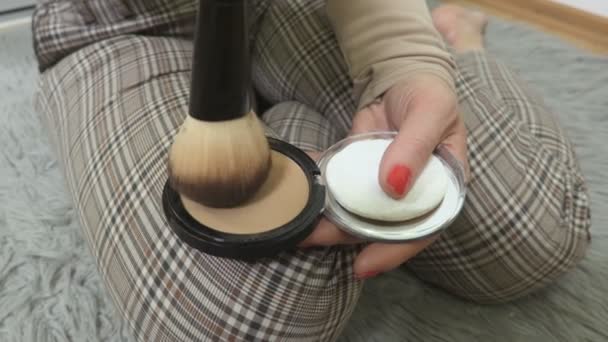 Mulher Com Escova Maquiagem Blush — Vídeo de Stock