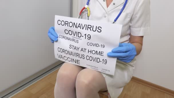 Vrouwelijke Arts Zit Houdt Witte Banner Met Coronavirus Concept — Stockvideo