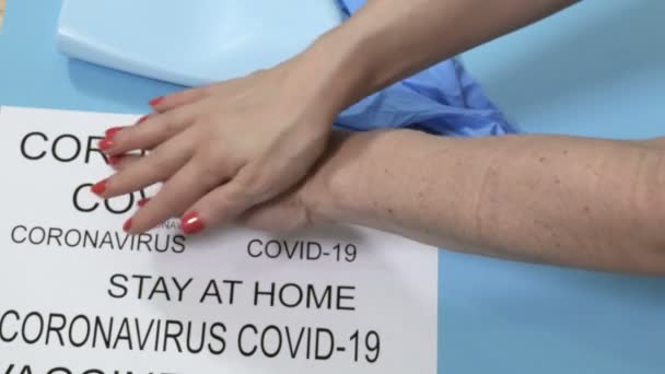 Wanita Menggunakan Disinfektan Pada Hands Corona Nya Virus Dan Konsep — Stok Video