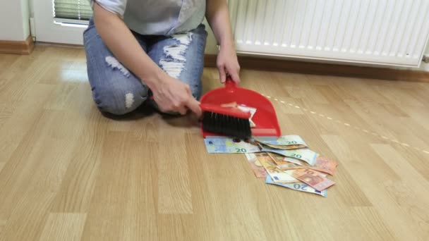 Mujer Barriendo Billetes Dinero Suelo — Vídeo de stock