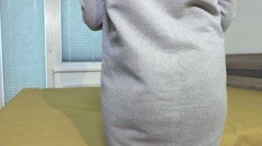 Yalan söyleyen ve parmaklarını tutan bir kadın. Yalancı kavramı.