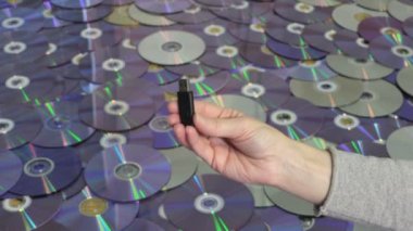 CD ve DVD disklerinde USB Bellek Çubuğu tutan kadın