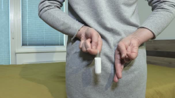 Vrouw Met Hygiënische Tampon Kruisen Haar Vingers Achter — Stockvideo