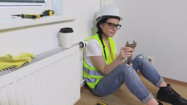 Mujer Plomero Sentado Cerca Radiador Calefacción Mostrando Pulgar Hacia Arriba — Vídeos de Stock