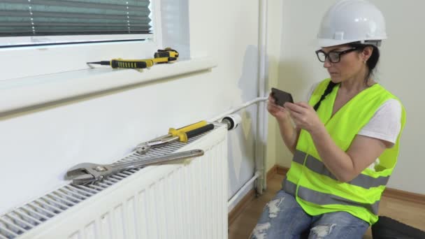 Woman Worker Taking Pictures Heating Radiator — Stock Video