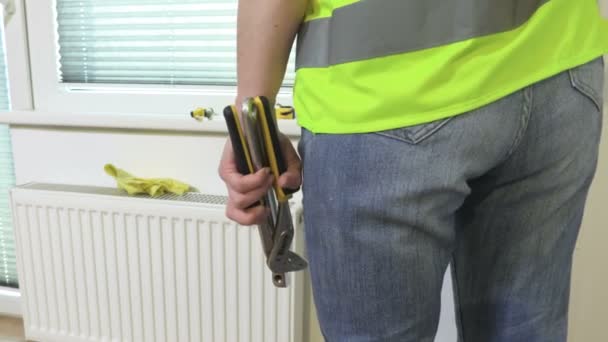 Vrouw Loodgieter Met Moersleutels Verblijf Buurt Verwarming Radiator — Stockvideo