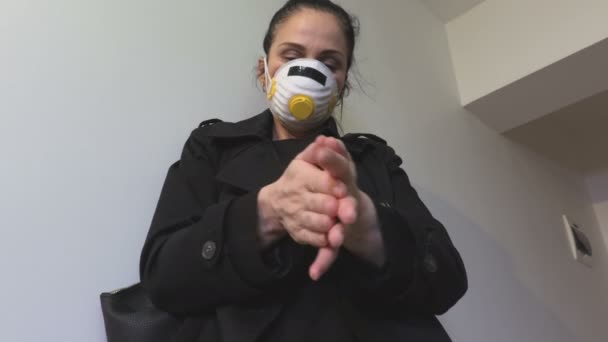Mujer Con Máscara Facial Protectora Manos Limpias Casa — Vídeos de Stock