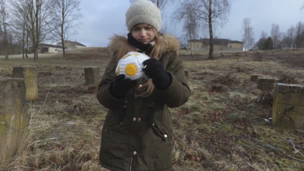 Стрессовая Девушка Осматривает Защитную Маску Лица — стоковое видео