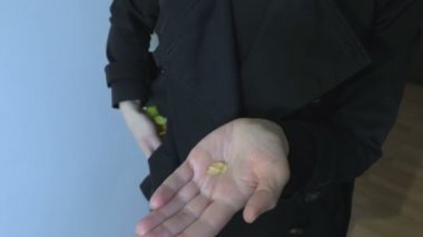 Evde dezenfektan kullanan bir kadın. Coronavirüs konseptine karşı korunuyor.