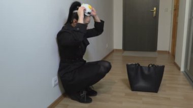 Solunum maskeli kadın virüs belirtileriyle eve geliyor.