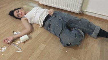 Aşırı dozda uyuyan şırınga bağımlısı bir kadın.