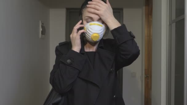 顔の保護マスクを着用し スマートフォンで話す女性 コロナウイルス検疫の概念 — ストック動画
