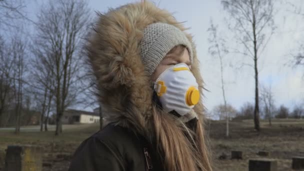 Liten Flicka Med Skyddande Ansiktsmask Utomhus Kalla Vinterdagar Skyddar Mot — Stockvideo