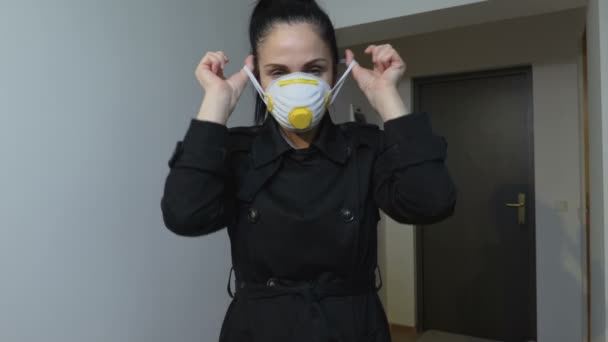 Vrouw Fixeren Respirator Gezichtsmasker Thuis — Stockvideo