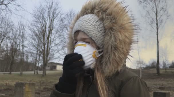 Little Girl Hosta Respiratorisk Ansiktsmask Utomhus Vintern Corona Virus Och — Stockvideo