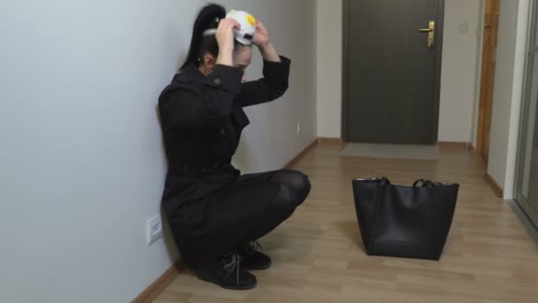 Femme Dans Masque Respiratoire Retour Maison Avec Des Symptômes Virus — Video
