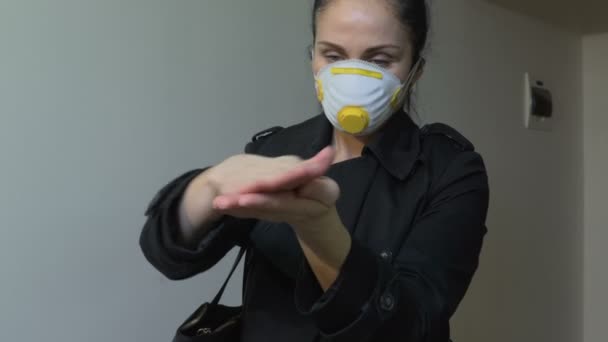 Mujer Con Máscara Facial Protectora Haciendo Desinfección Manos Concepto Cuarentena — Vídeo de stock