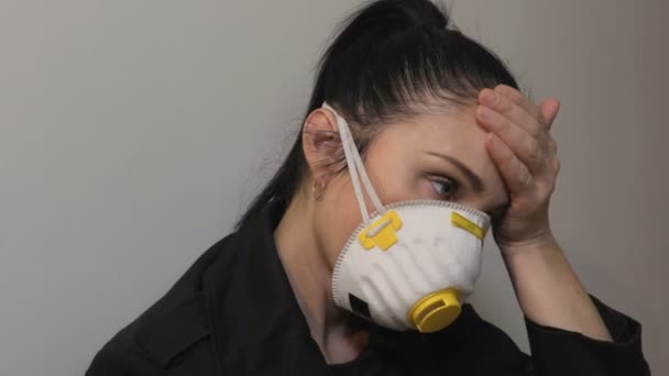 Kvinna Respiratorisk Ansiktsmask Inomhus Med Huvudvärk — Stockvideo