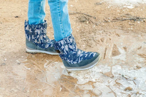 Niña Aplastando Hielo Aire Libre Invierno —  Fotos de Stock