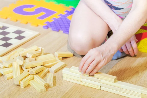 Frau Spielt Holzklötze Konzept Der Brettspiele — Stockfoto