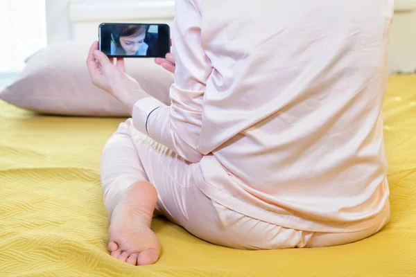 Жінка Використовує Смартфон Спілкування Дочкою — стокове фото