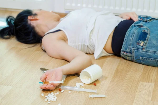 具有注射器睡眠过量概念的吸毒成瘾妇女 — 图库照片