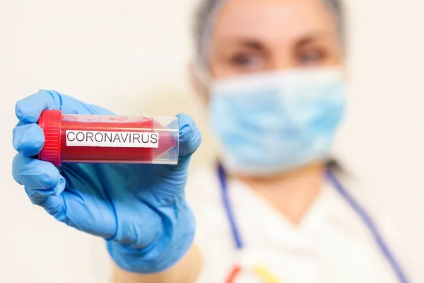 Vrouwelijke Arts Die Het Coronavirus Covid Besmette Bloedmonster Vasthoudt Pandemie — Stockfoto