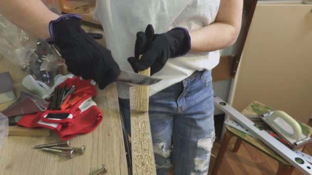 木製の切断のためのナイフを使用して女性大工 — ストック動画