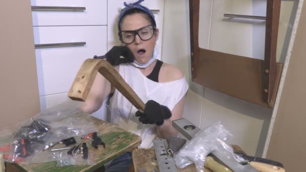 Femme Fatiguée Artisan Près Restaurer Vieille Chaise — Video