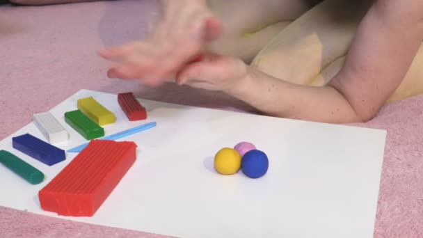 Vrouw Maken Plasticine Vorm Plastic Plaat — Stockvideo