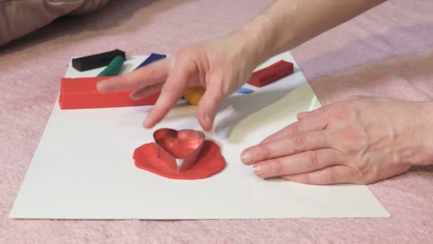 Mujer Haciendo Forma Corazón Rojo Arcilla Polimérica Plastilina — Vídeos de Stock