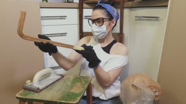 Mujer Restaura Mejora Una Vieja Silla Madera Taller — Vídeo de stock