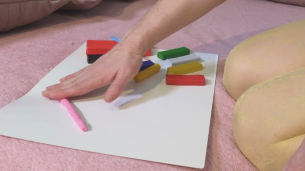 Mujer Dando Forma Plastilina Tablero Plástico — Vídeos de Stock
