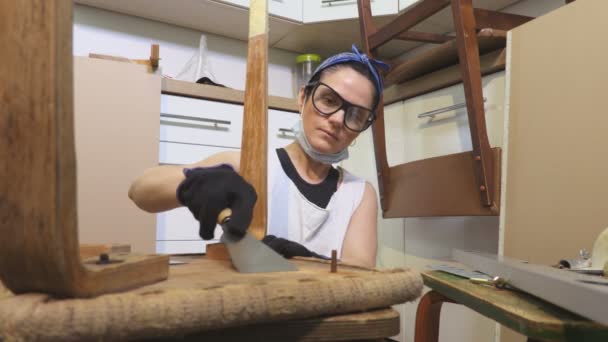 Femme Intérieur Restauration Vieux Meubles — Video