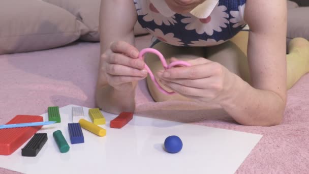 プラスチック板にハート型を作る女性 — ストック動画