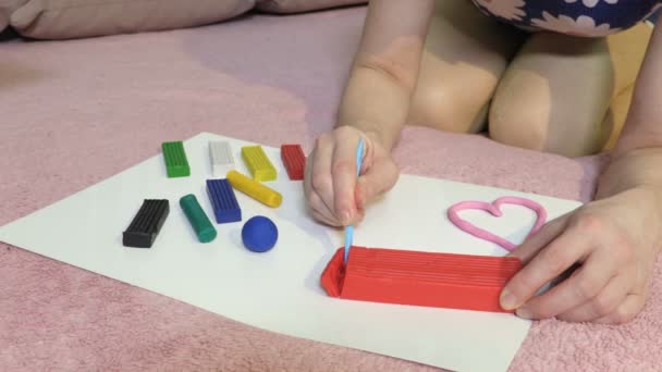 Mujer Con Plastilina Tablero Plástico — Vídeos de Stock