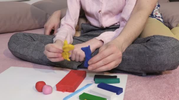 Mãe Filha Brincando Com Figuras Plasticina — Vídeo de Stock