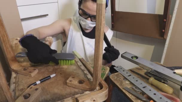 Γυναίκα Που Χρησιμοποιεί Βούρτσα Για Τον Καθαρισμό Της Παλιάς Καρέκλας — Αρχείο Βίντεο