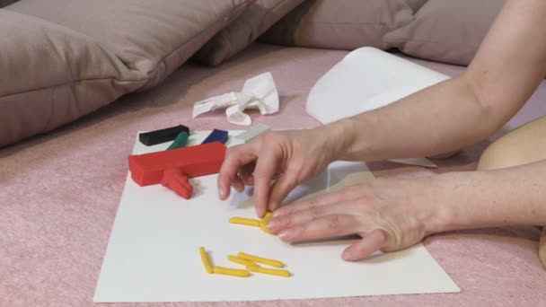 Жінка Змальовує Пластицинові Фігурки — стокове відео