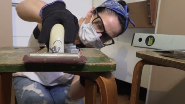 Γυναίκα Ξυλουργός Προστατευτικά Γυαλιά Και Μάσκα Γυαλόχαρτο Για Την Επισκευή — Αρχείο Βίντεο