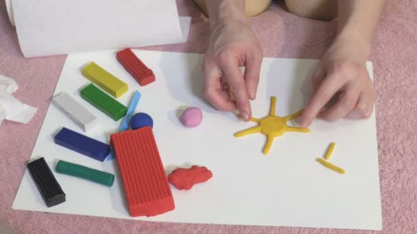 Frau Bastelt Gelbe Plastilin Sonne Auf Plastiktafel — Stockvideo