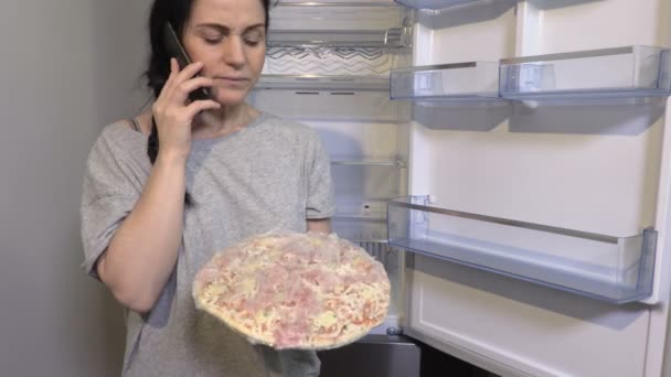 Mujer Sosteniendo Pizza Cerca Nevera Vacía Comida Después Fecha Caducidad — Vídeo de stock