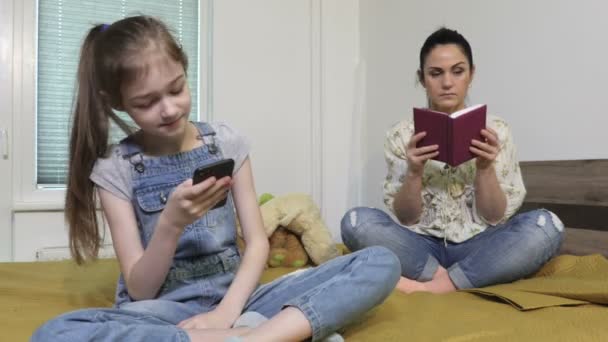 Küçük Kız Yüksek Sesle Müzik Dinle Annesini Kitap Okuması Için — Stok video