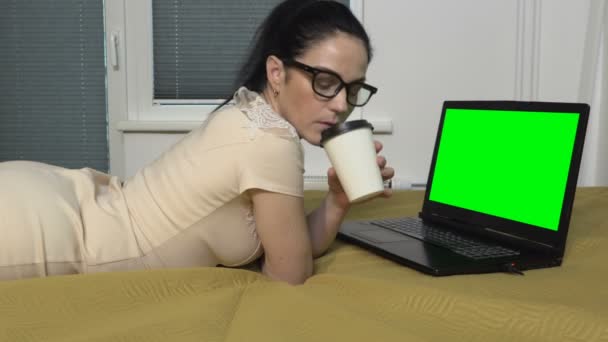 Женщина Отдыхает Дома Ноутбуком Компьютер Зеленым Экраном Питьевой Кофе — стоковое видео
